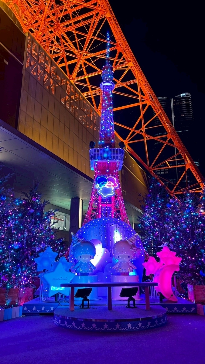 東京タワーの手前にキキララのオブジェがライトアップされいてる