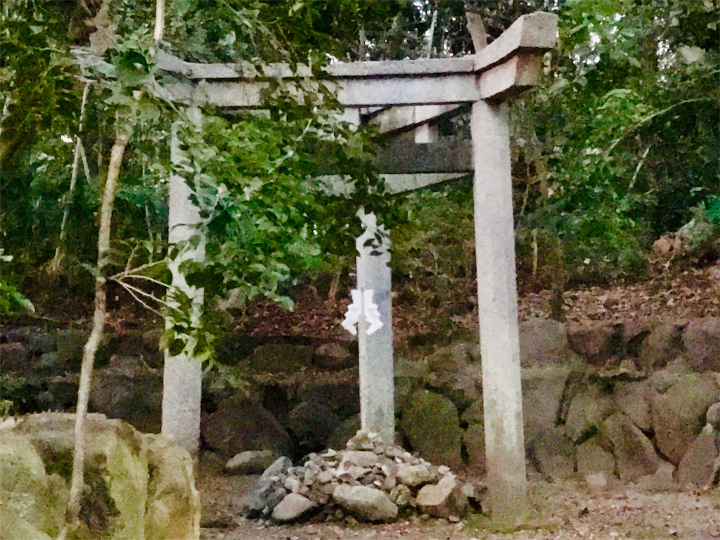 神秘の謎解き不思議な三本足の鳥居、三柱鳥居のある木嶋神社(蚕