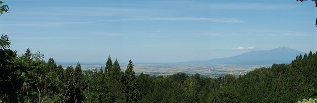 十王峠鞍部直下から見る庄内平野の図