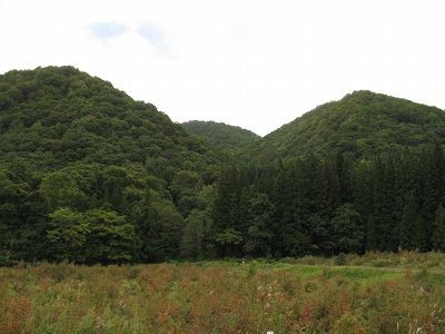 中上橋たもとから峠方面を見るの図