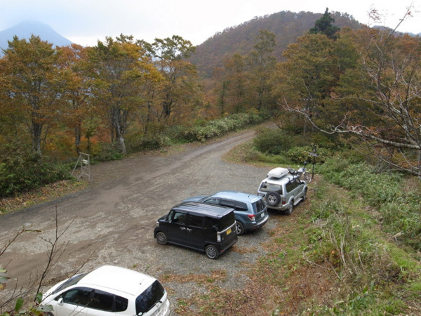 小東岳登山道より山伏峠を見おろすの図