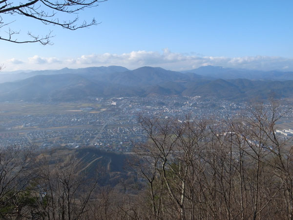 山頂から上山中心部を見るの図