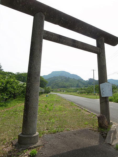 水晶山前大鳥居