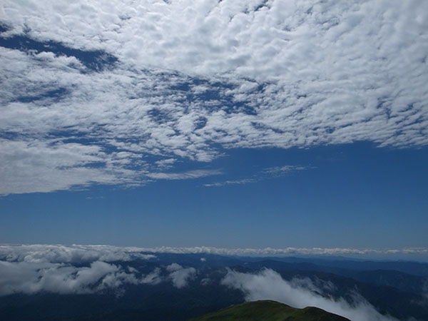山頂付近から見る空の図
