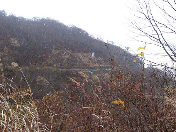 十分一峠で雪に遭遇する