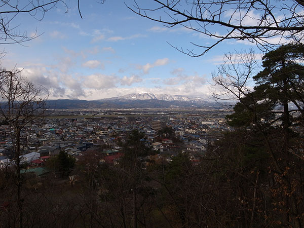 若木山山頂から駐屯地方面を見るの図