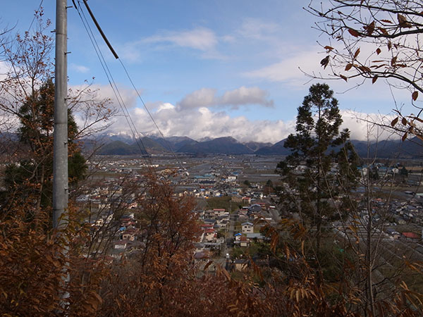 山頂から神町駐屯地方面を眺めるの図