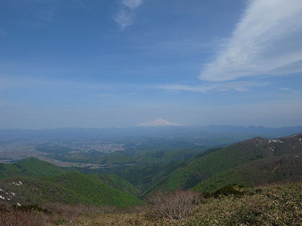 槍ヶ先から見る鳥海山の図