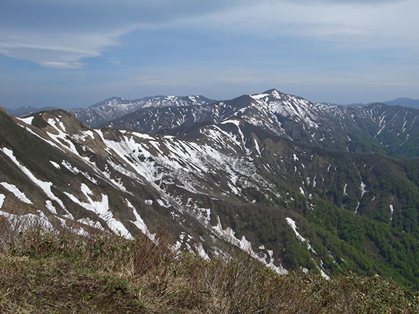 大尺山から見る神室連峰主稜線