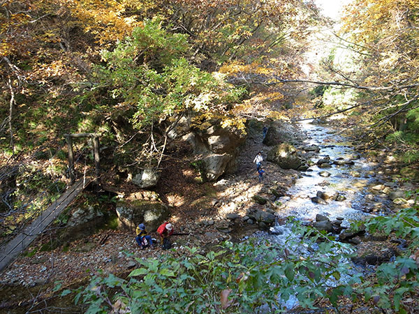 紅葉川渓谷に下りてくところ