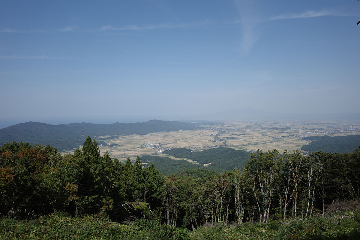 山頂四阿から見る庄内平野の図