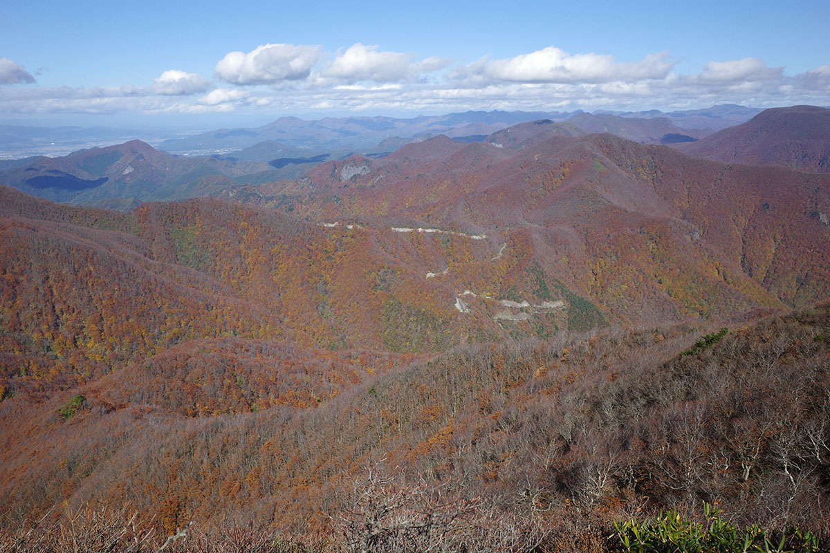 仙台神室山頂から見る二口峠の図