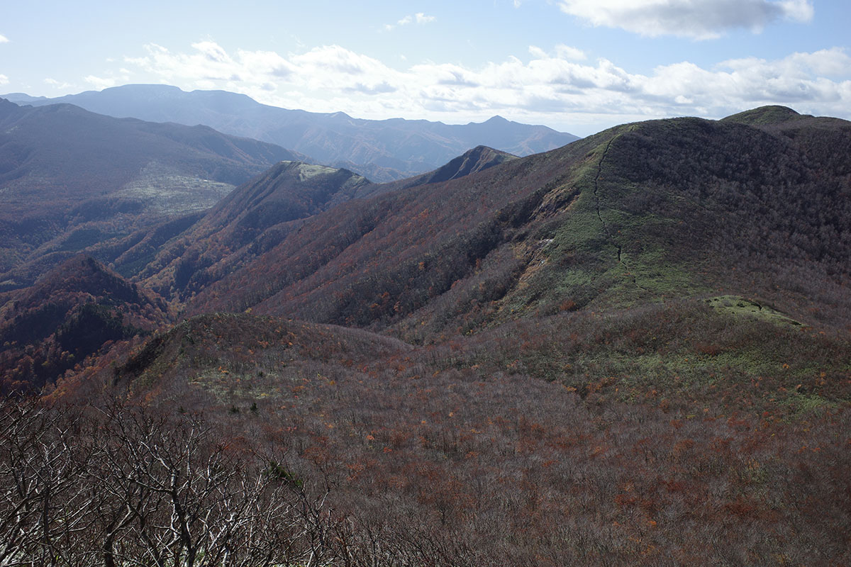 仙台神室から見る山形神室の図