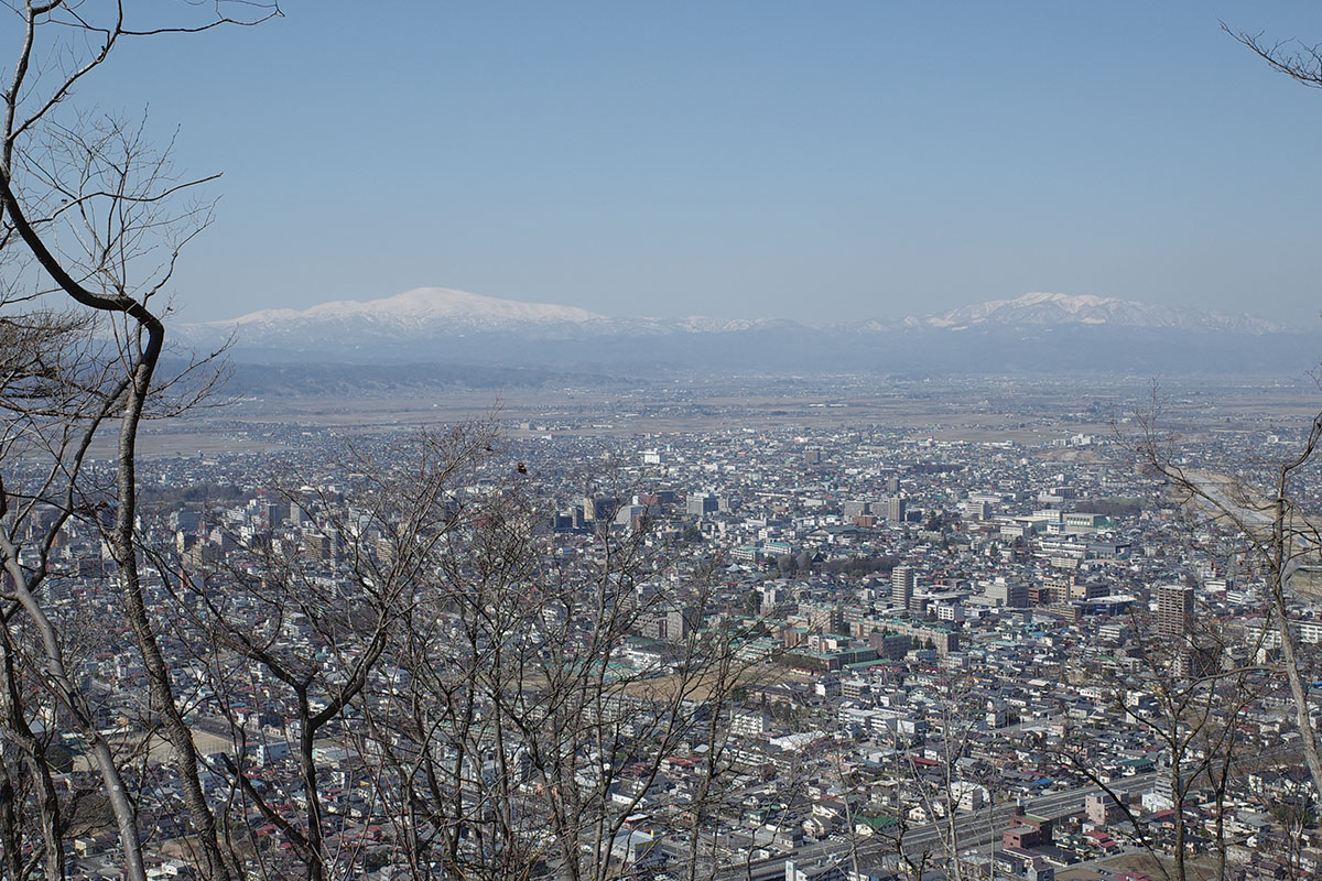 千歳山頂付近から見る山形市街の図