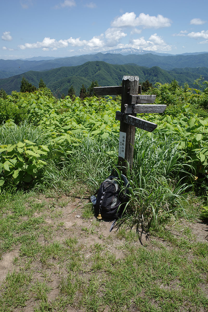 温海岳山頂と月山の図