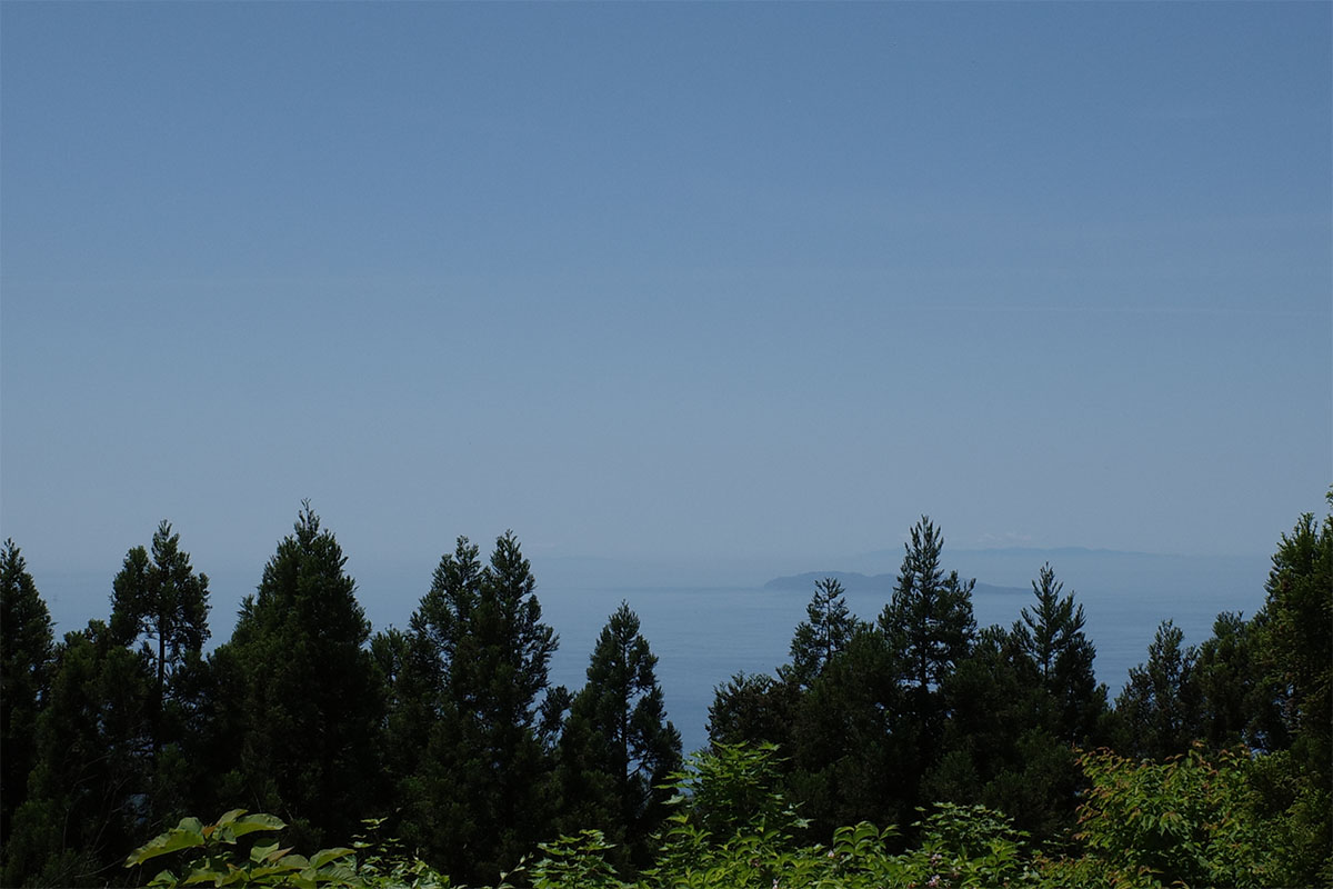 山頂から見る粟島と佐渡島の図