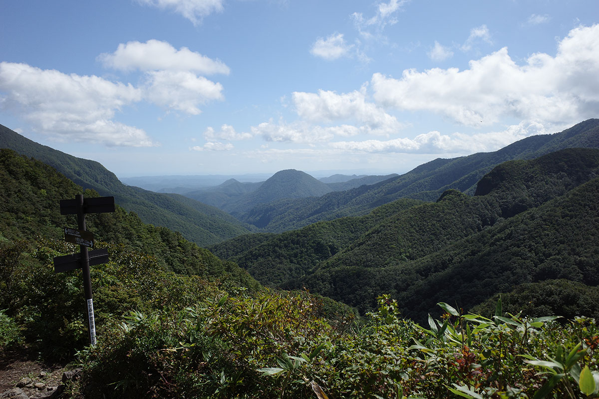 小東岳山頂下から見る三方倉山の図