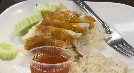 スワンナプーム空港でいただくタイ料理カオマンガイ-2