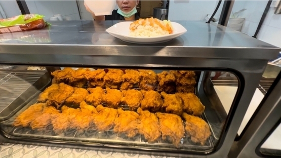 スワンナプーム空港でいただくタイ料理カオマンガイ-1