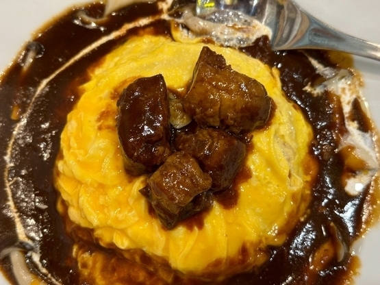 空港限定メニューのデミオムライスをいただきました1