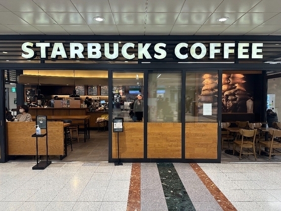 成田空港第1ターミナルのスターバックスの混雑具合はスクランブル交差点