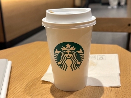 成田空港第1ターミナルのスターバックスの混み具合はスクランブル交差点レベルです