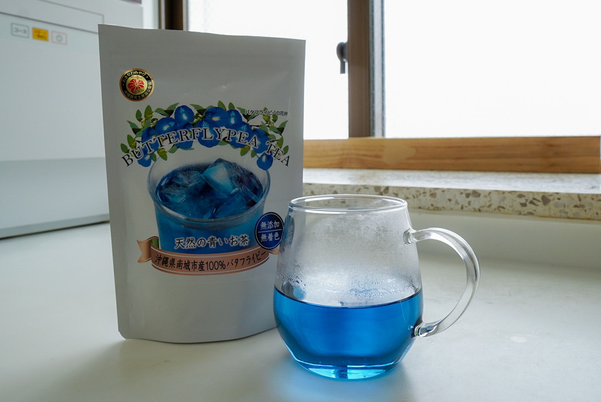 沖縄の海をほうふつとさせる青いハーブティー