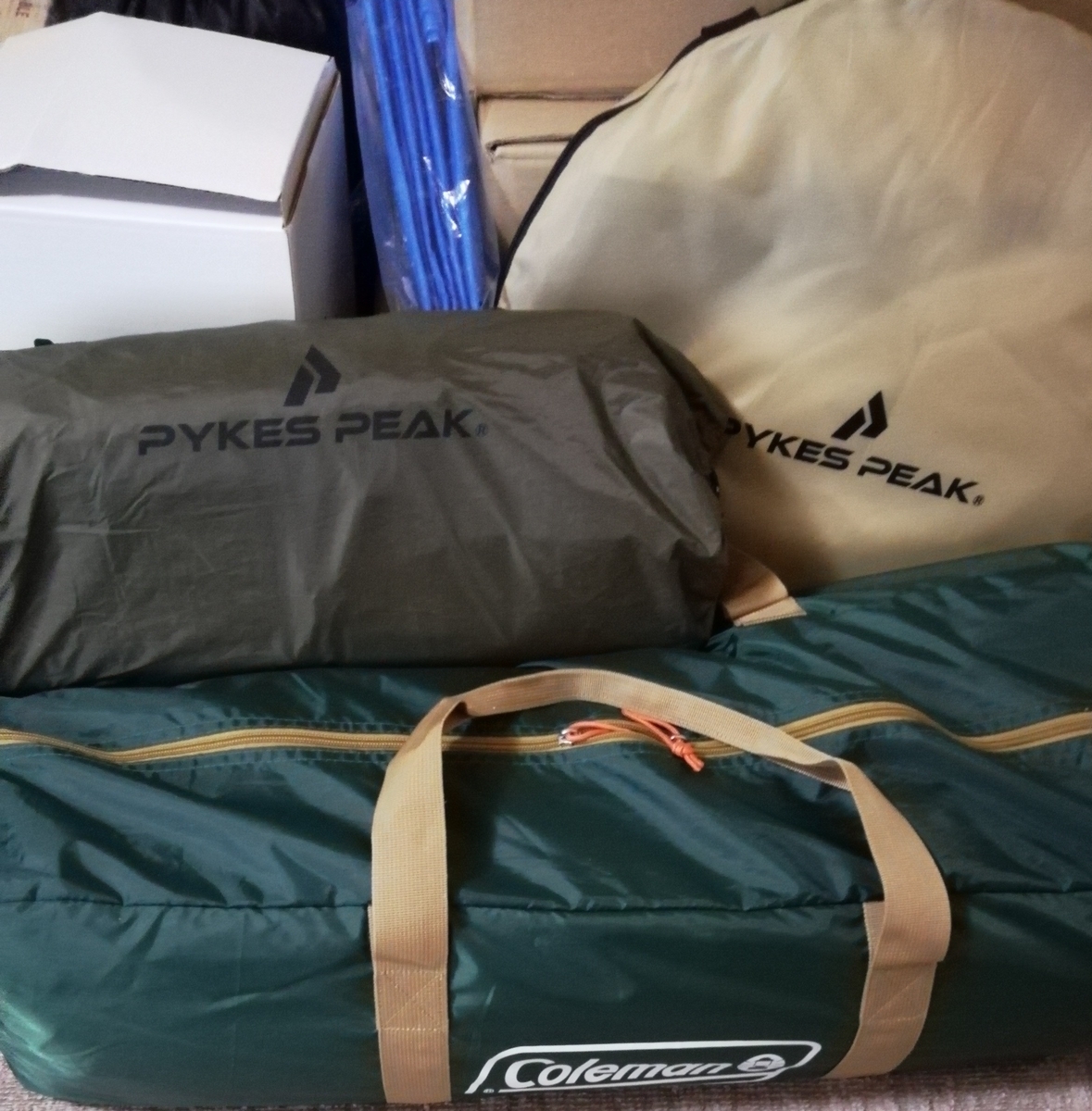 PYKESPEAKソロドームテント（画像中段灰色収納袋のもの）