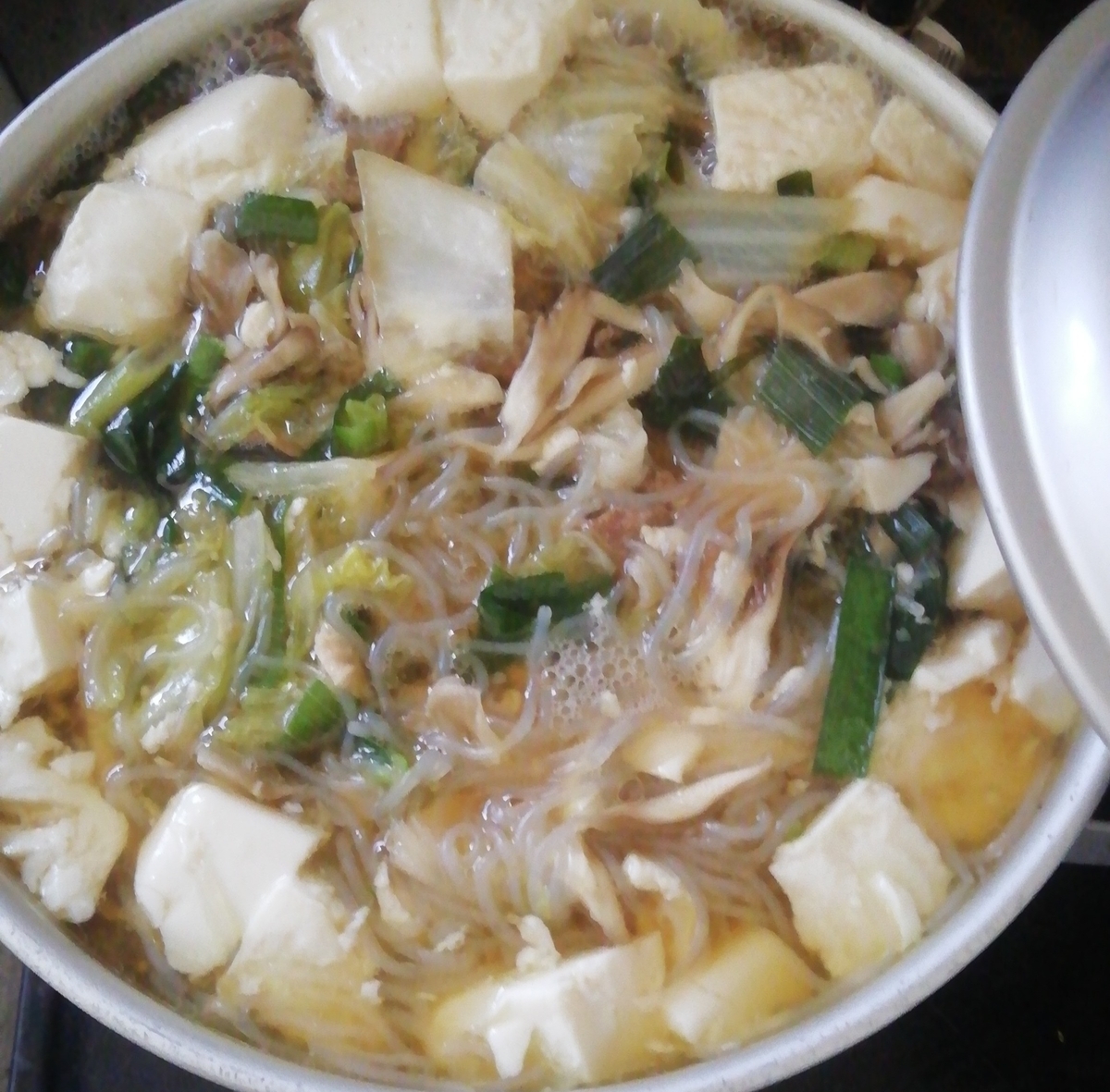 しらたきと豆腐とまいたけ投入
