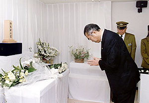 3月20日のできごと(何の日)【小渕恵三首相】地下鉄サリン事件犠牲者に献花