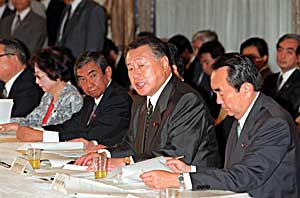 7月17日のできごと(何の日)【森喜朗首相】「産業新生会議」第1回会合に出席