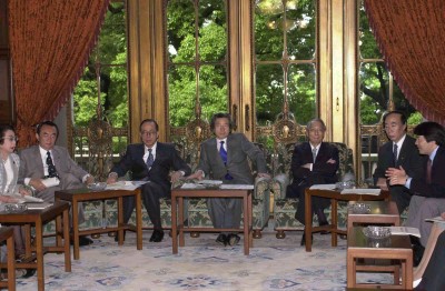 5月25日のできごと(何の日)【小泉純一郎首相】産業構造改革・雇用対策本部会議に出席