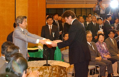 7月8日のできごと(何の日)【小泉純一郎首相】サッカー日本代表とトルシエ監督に感謝状