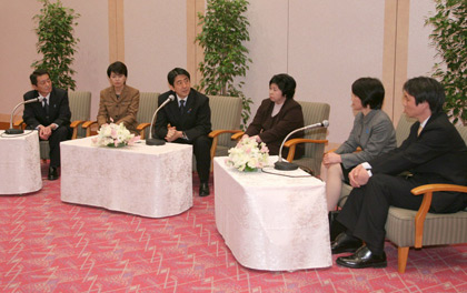 2月25日のできごと(何の日)【安倍晋三首相】北朝鮮拉致被害者5人と面会