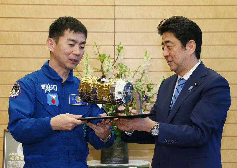 2月24日のできごと(何の日)【油井亀美也宇宙飛行士】安倍首相を表敬訪問