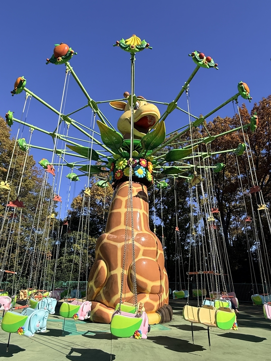 東山動植物園の「メリーゴーランド」 - 街の中の動物たちと