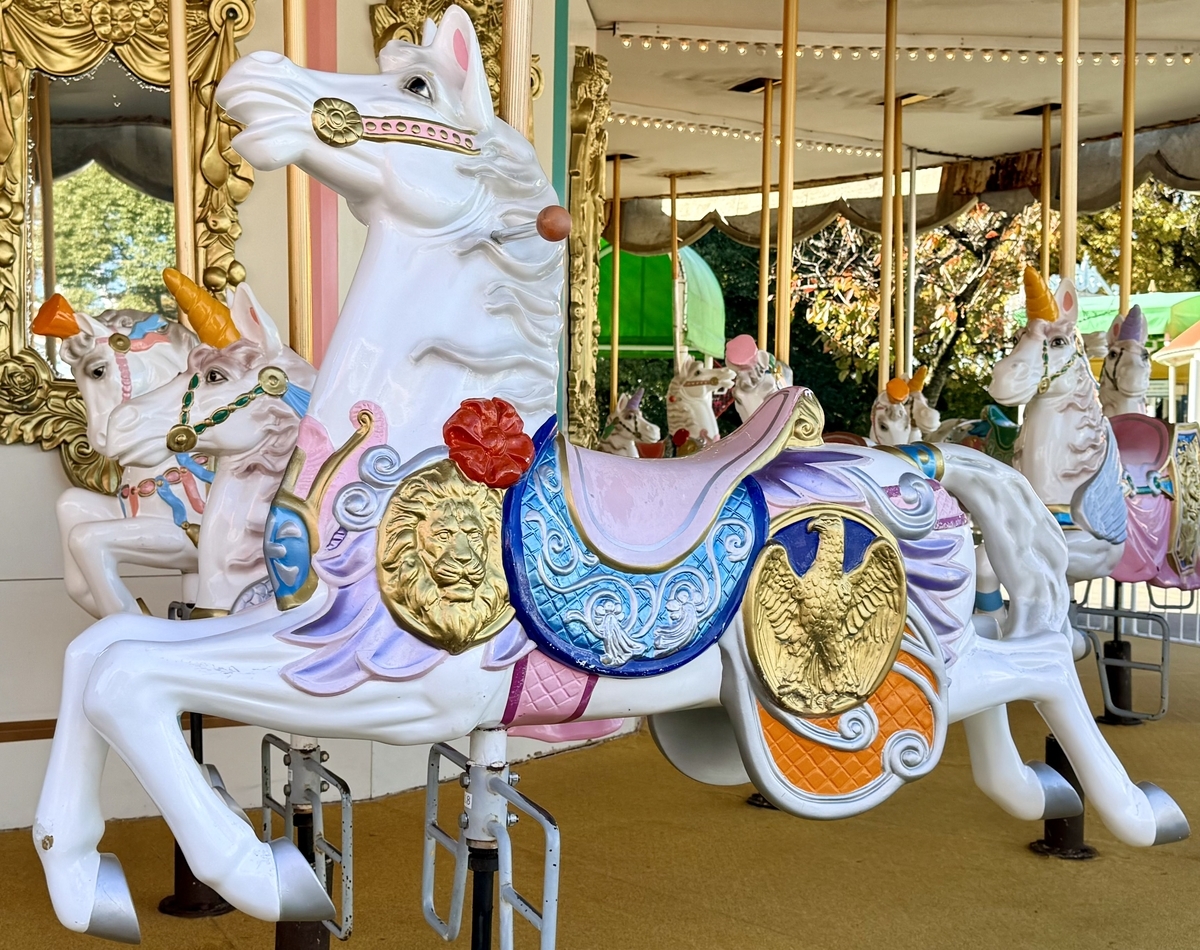 愛知県／東山動植物園の「メリーゴーランド」 - 街の中の動物たちと