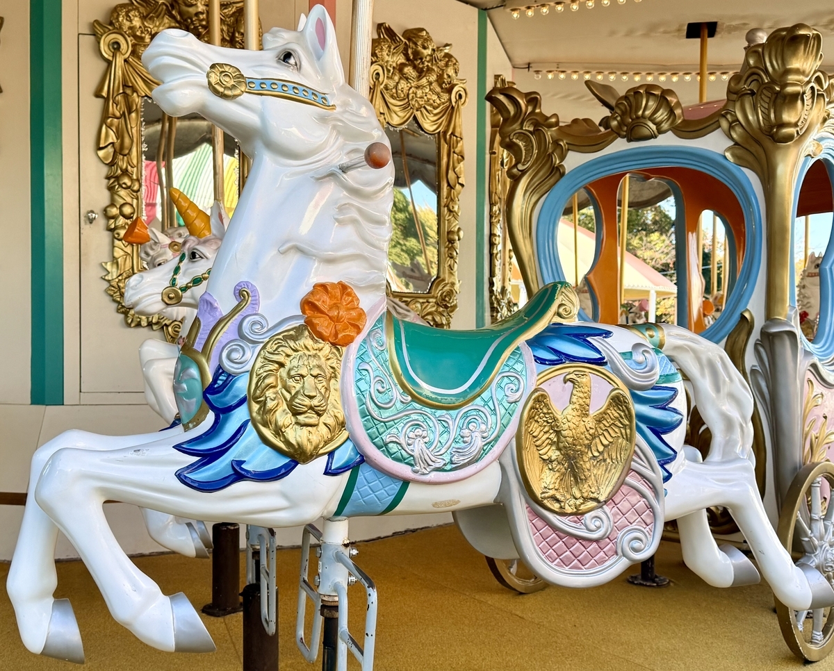 東山動植物園の「メリーゴーランド」 - 街の中の動物たちと