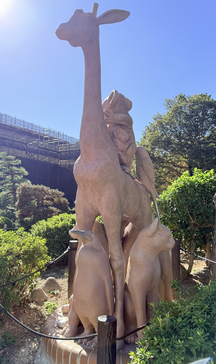 東山動植物園の「メリーゴーランド」 - 街の中の動物たちと