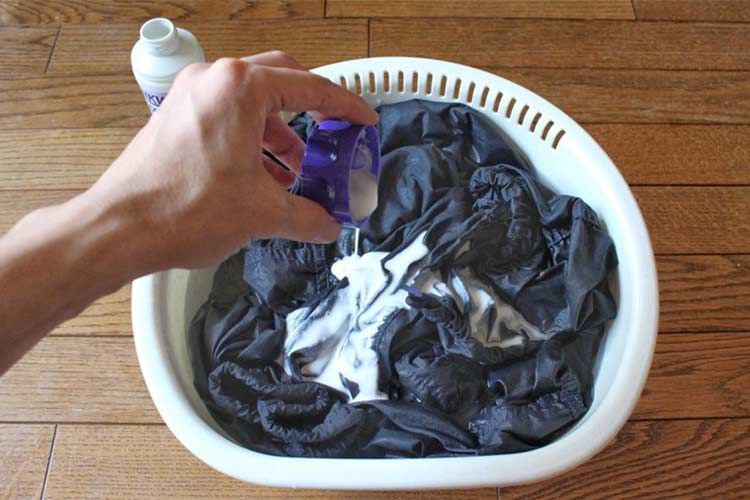 撥水剤NIKWAXコットンプルーフを投入する