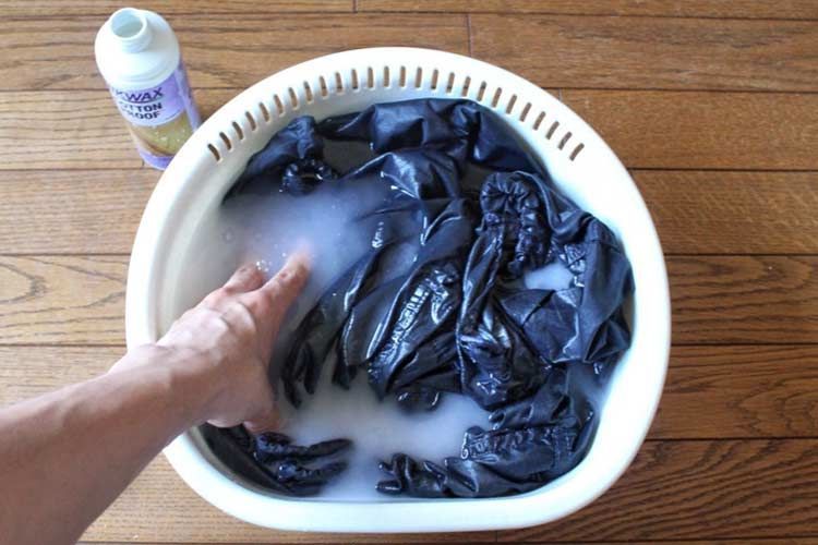 NIKWAX撥水剤をかき混ぜる