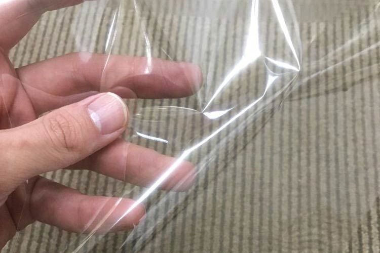 OPP袋を持つ手