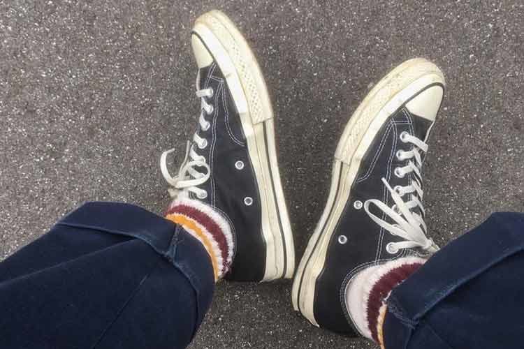 TCツイルのチノパンにチャックテイラーにラインソックス