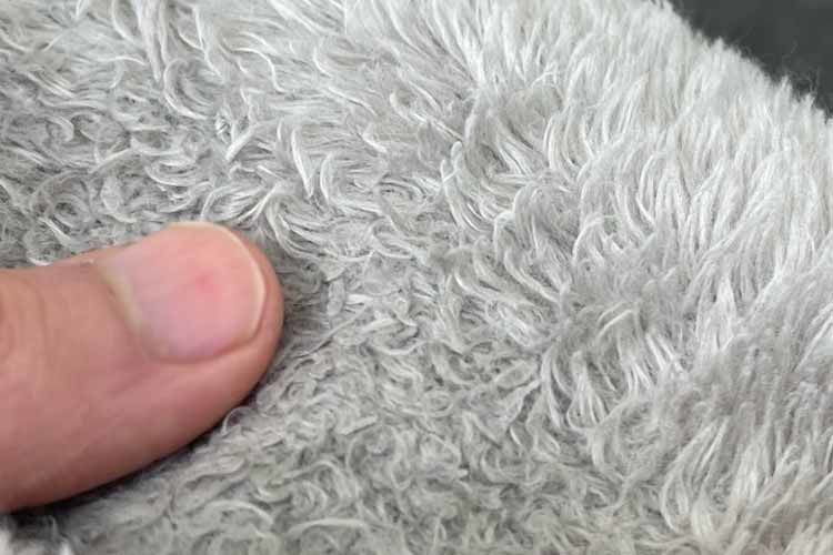 ハイロフトフリースのボアがつぶれた個所の生地感
