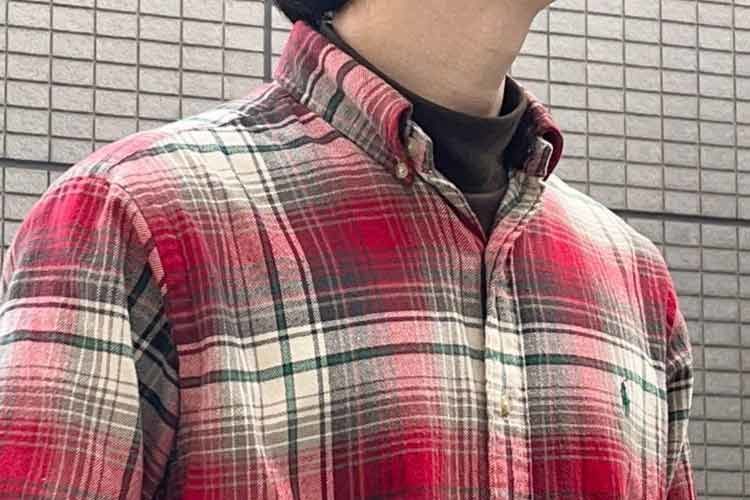UNIQLOのモックネックとラルフローレンのネルシャツのコーディネート