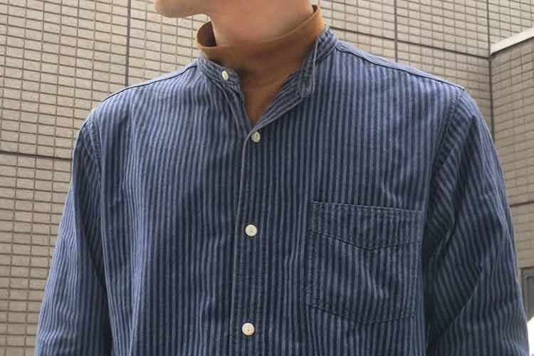 ユニクロのモックネックとバンドカラーシャツのコーディネート