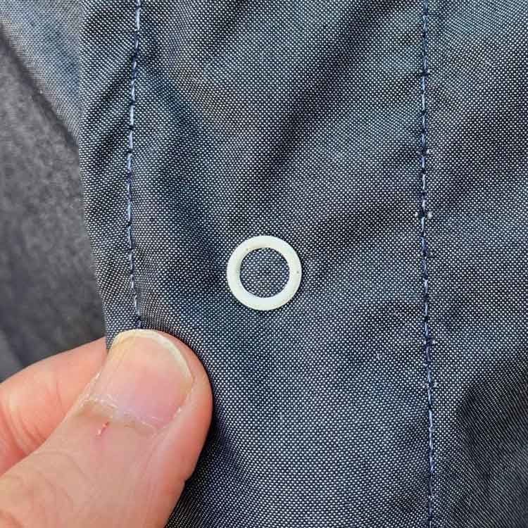 後染めスノーパーカーのスナップボタン