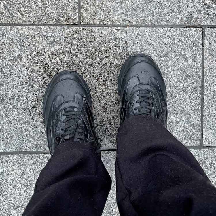 OAOのスニーカーは滑らないので雨でも大丈夫