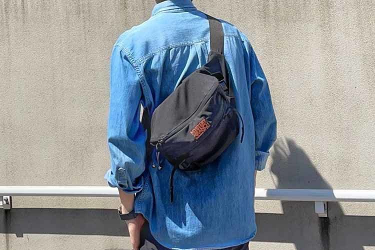 ミステリーランチのヒップモンキーをショルダーバッグのように持つ