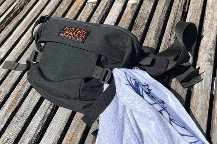 MYSTERYRANCHヒップバックはタオルもつけれてアウトドアにも最適